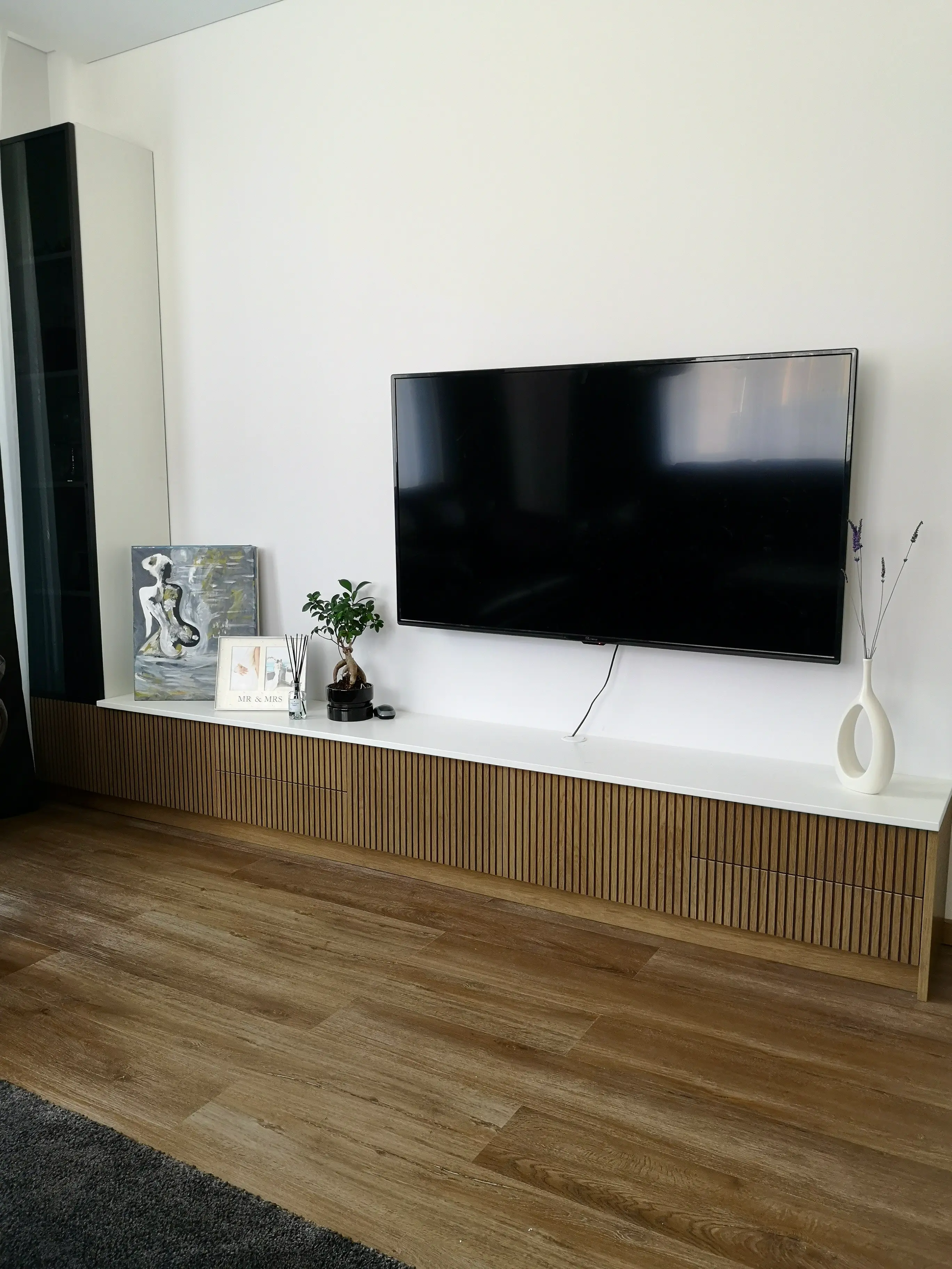 Atvira erdvė su virtuvės baldų gamyba ir TV zona medinėmis lamelėmis – Rolteka